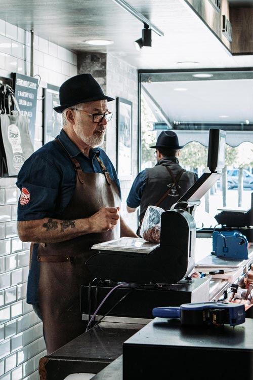 Artisan boucher en boutique